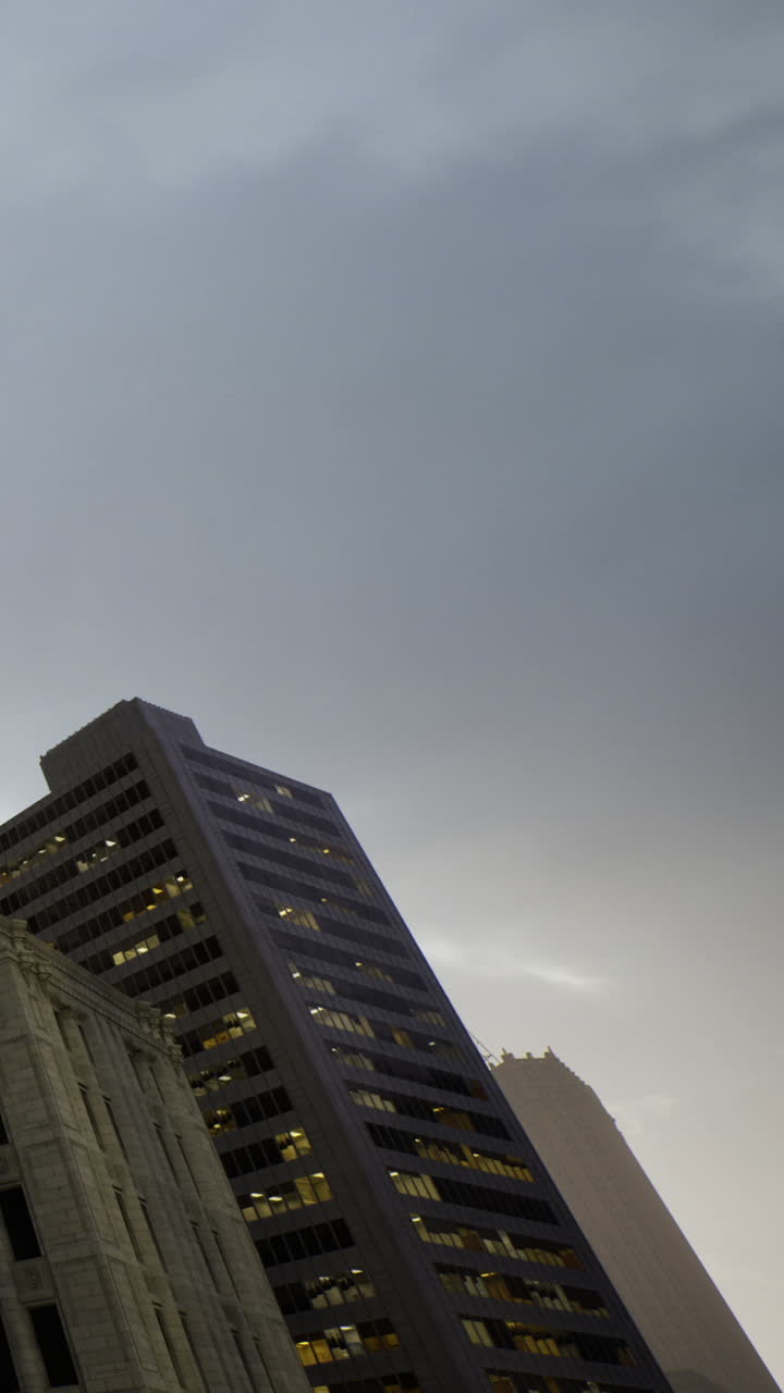 Edificios de la ciudad bajo un cielo nublado al atardecer en una zona urbana