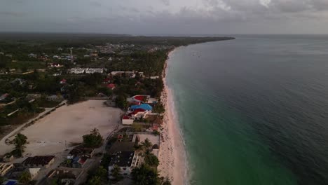 casas en la costa de la playa de uroa en la isla de zanzíbar tanzania áfrica al atardecer, tiro aéreo