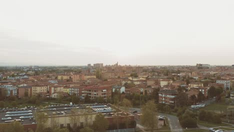 Aerial-–-Seitliche-Slider-Bewegung-Von-Links-Nach-Rechts-In-Filmischer-Stadtlandschaft-Bei-Sonnenuntergang