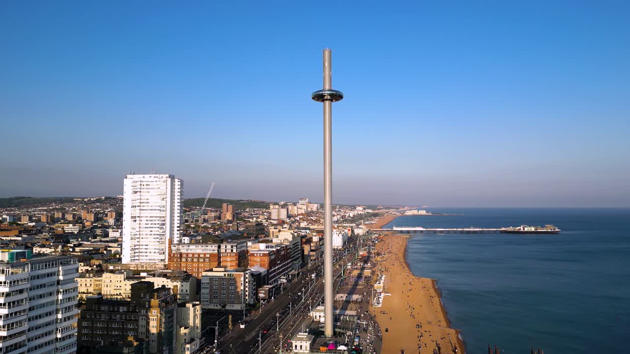 Dolly in aereo della Torre i360 di Brighton con paesaggio della spiaggia e skyline della città a Brighton, Regno Unito.