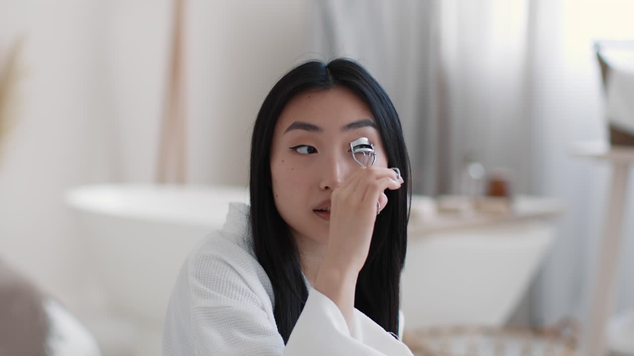 화장실에서 화장을 하는 여자