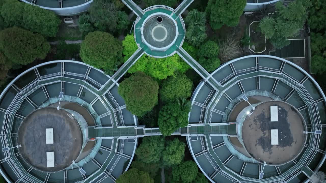 우물 공장 수영장 및 크의 드론 항공 사진, 위쪽