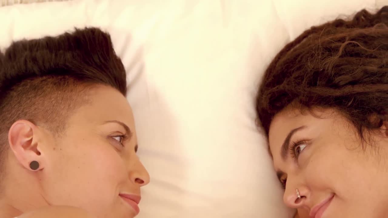 pareja feliz de lesbianas mirándose el uno al otro