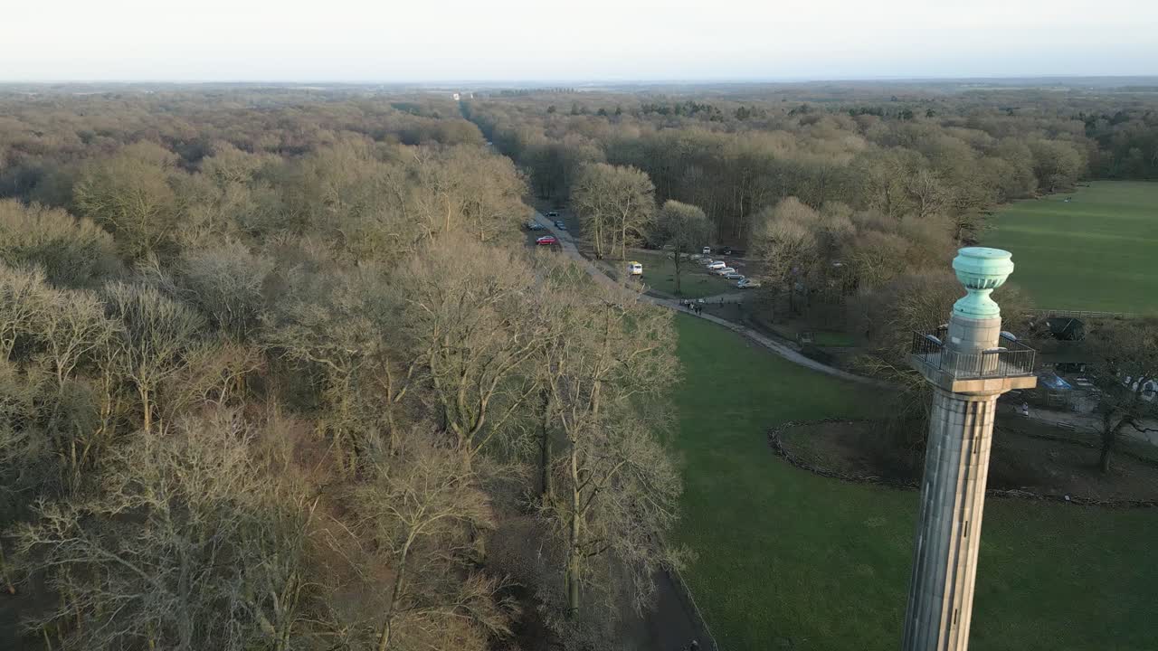 애쉬리지 사유지 주차장을 향한 내셔널 트러스트 브리지워터 기념비 단풍 나무를 통과하는 조감도