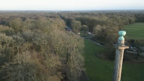 Luftaufnahme-Vorbei-An-Den-Herbstbäumen-Des-National-Trust-Bridgewater-Monument-In-Richtung-Ashridge-Estate-Parkplatz