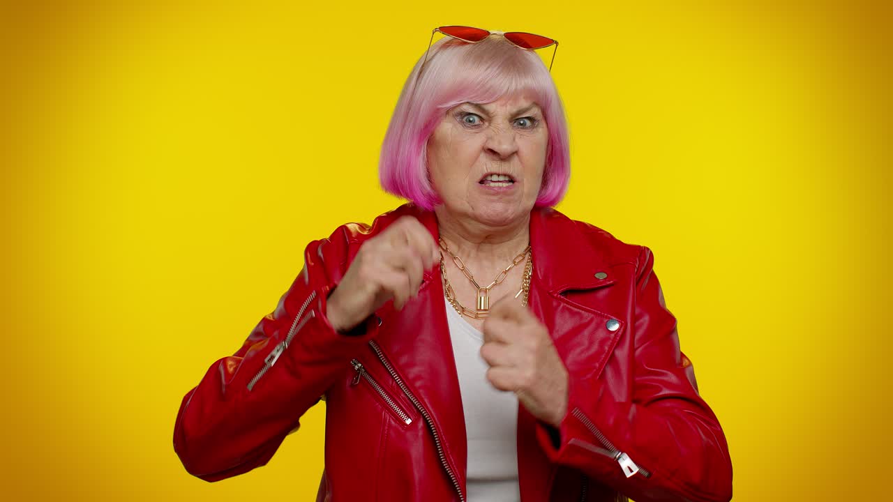 frustrado molesto anciana vieja mujer peleando, preguntando la razón del conflicto, por qué tan testarudo