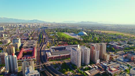 Luftdrohne-Fliegt-über-Dem-O&#39;Higgins-Park-In-Santiago-De-Chile,-Morgendliche-Skyline-Der-Anden-Und-Bicentenario-Gebäude