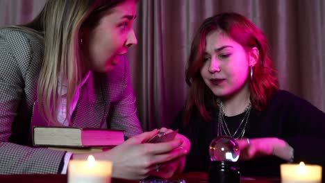 mujeres jóvenes teniendo una sesión de lectura de tarot