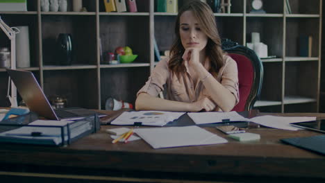 el vendedor molesto pensando en las estadísticas de negocios