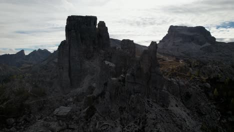 un dron fue disparado sobre cinque torri dolomiti 4k.