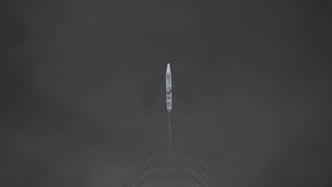 콜롬비아 라구나 네그라에서 항해하는 보트의 조감도 - 공중 드론 샷