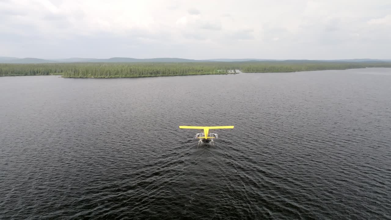 라브라도의 야생 캠프에 다가오는 노란색 비버 수중 비행기를 따라가는 공중 촬영