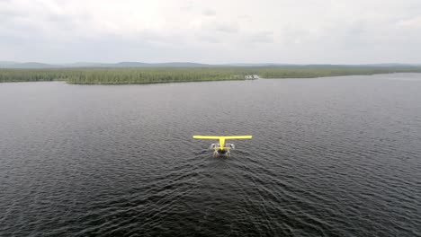 luftschuss folgt dem wasserflugzeug yellow beaver, als es sich dem wildnislager in labrador nähert