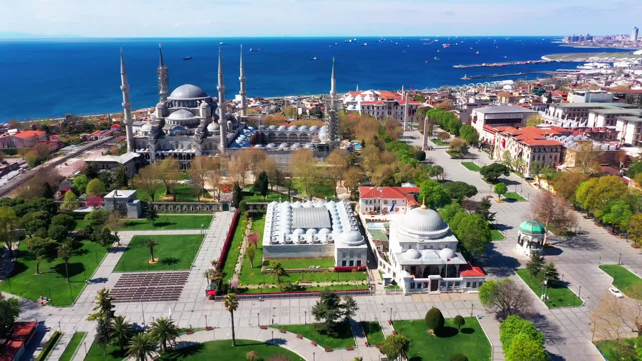 la mezquita azul de estambul, sultan ahmet camii imágenes aéreas durante el toque de queda por covid