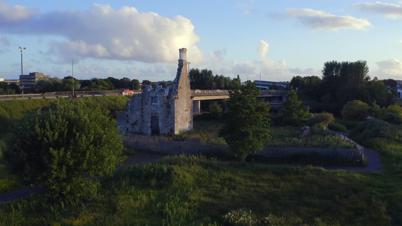 코리브 강에 있는 테리랜드 성, 아일랜드 갈웨이, 뒤에 고속도로가 있다.