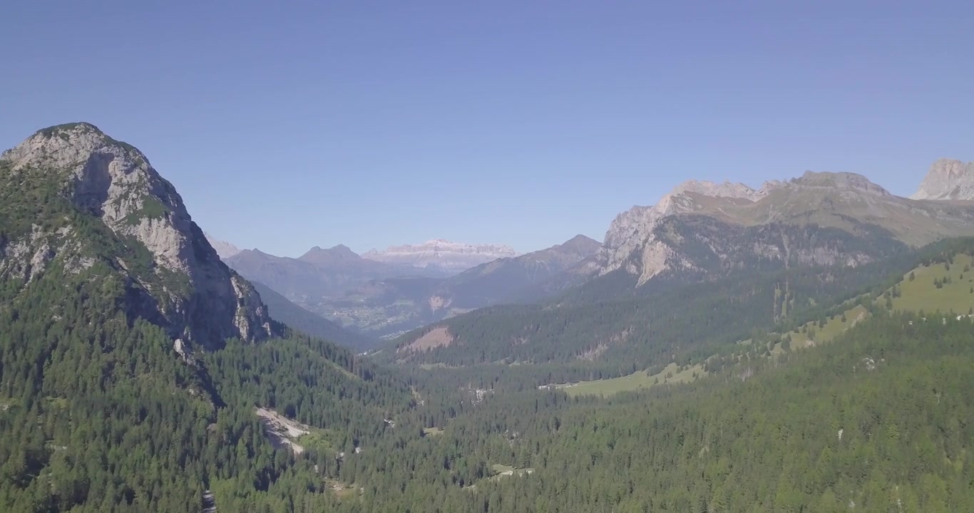 Rekaman drone panning di atas Pegunungan Alpen Italia