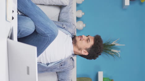 vídeo vertical de un hombre feliz y pacífico.
