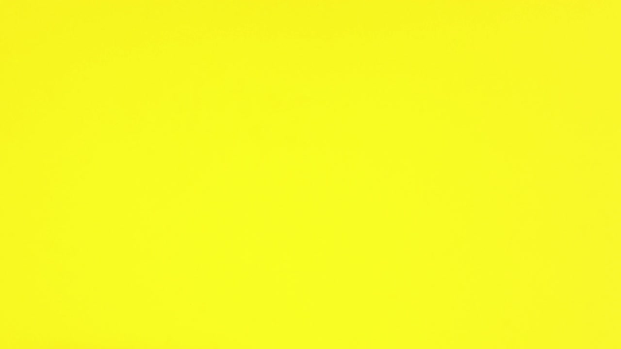 de vuelta a la escuela stop motion. escritorio azul de la escuela en tema amarillo