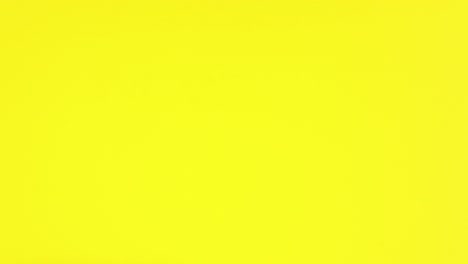 de vuelta a la escuela stop motion. escritorio azul de la escuela en tema amarillo