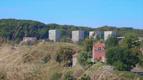 plano general estático del complejo de viviendas urbanas más allá de gdansk durante el hermoso día de verano