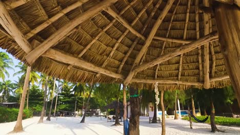 Sehr-Schöner-Tropischer-Strand-Aus-Weißem-Sand-Mit-Kokospalmen-Und-Strohhaus-Auf-Der-Insel-Sansibar