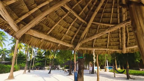 muy hermosa playa tropical de arena blanca con árboles de coco y casa de paja en la isla de zanzíbar