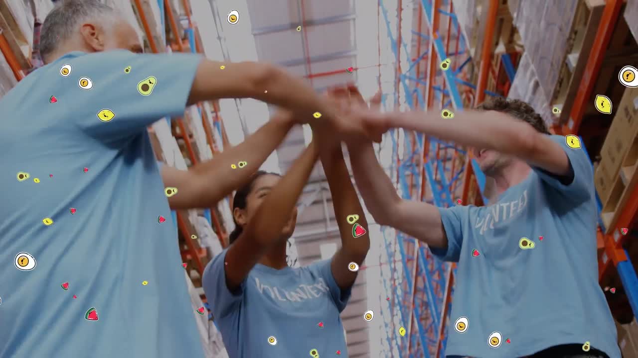 animación de iconos de alimentos que caen sobre diversos voluntarios en el almacén