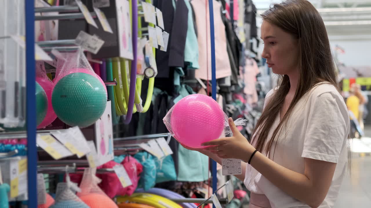 mujer comprando equipos deportivos para niños