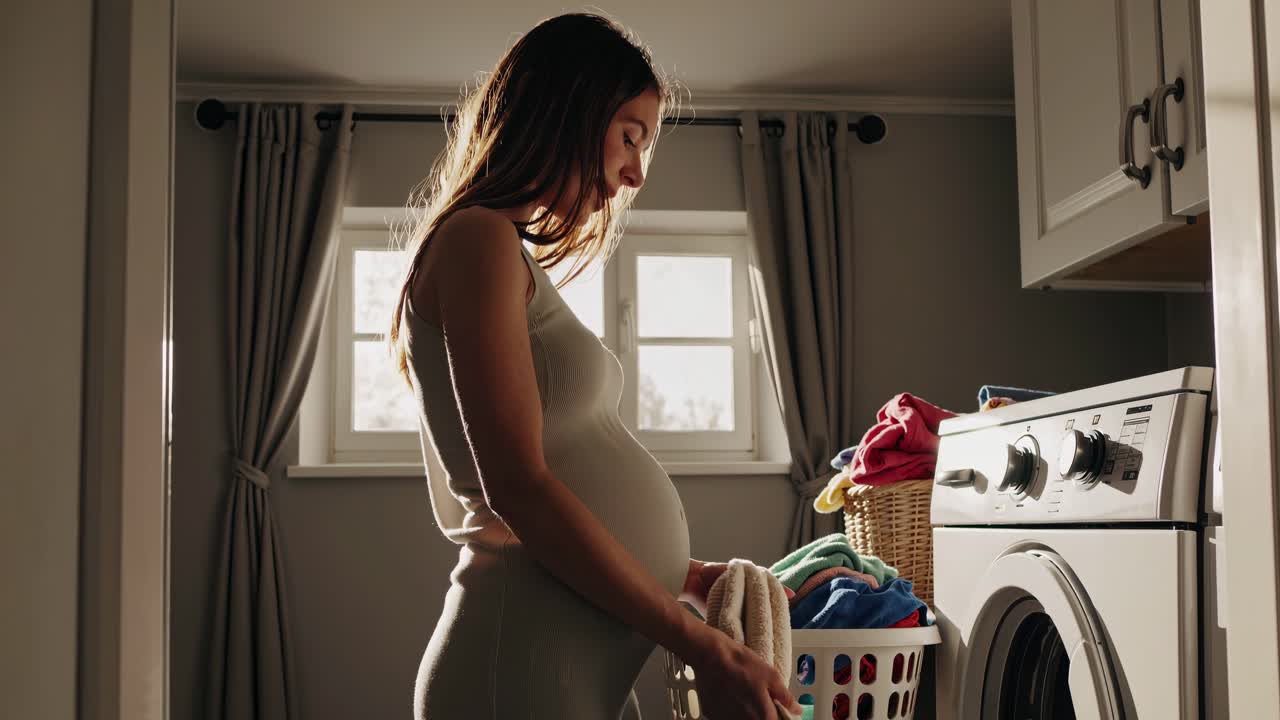 Femme enceinte faisant la lessive
