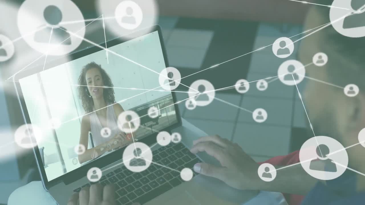 animación de una red de conexiones sobre un hombre afroamericano que usa una computadora portátil para una videollamada