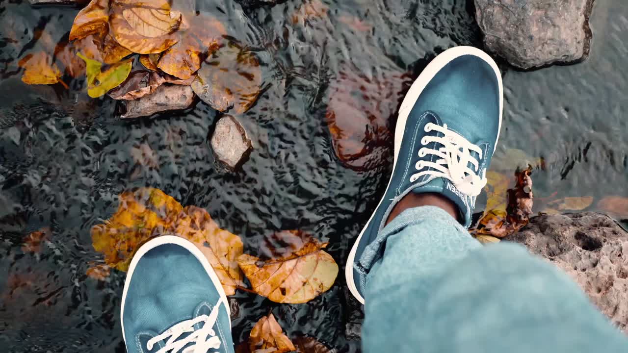 cruzar un peldaño sobre un pequeño río