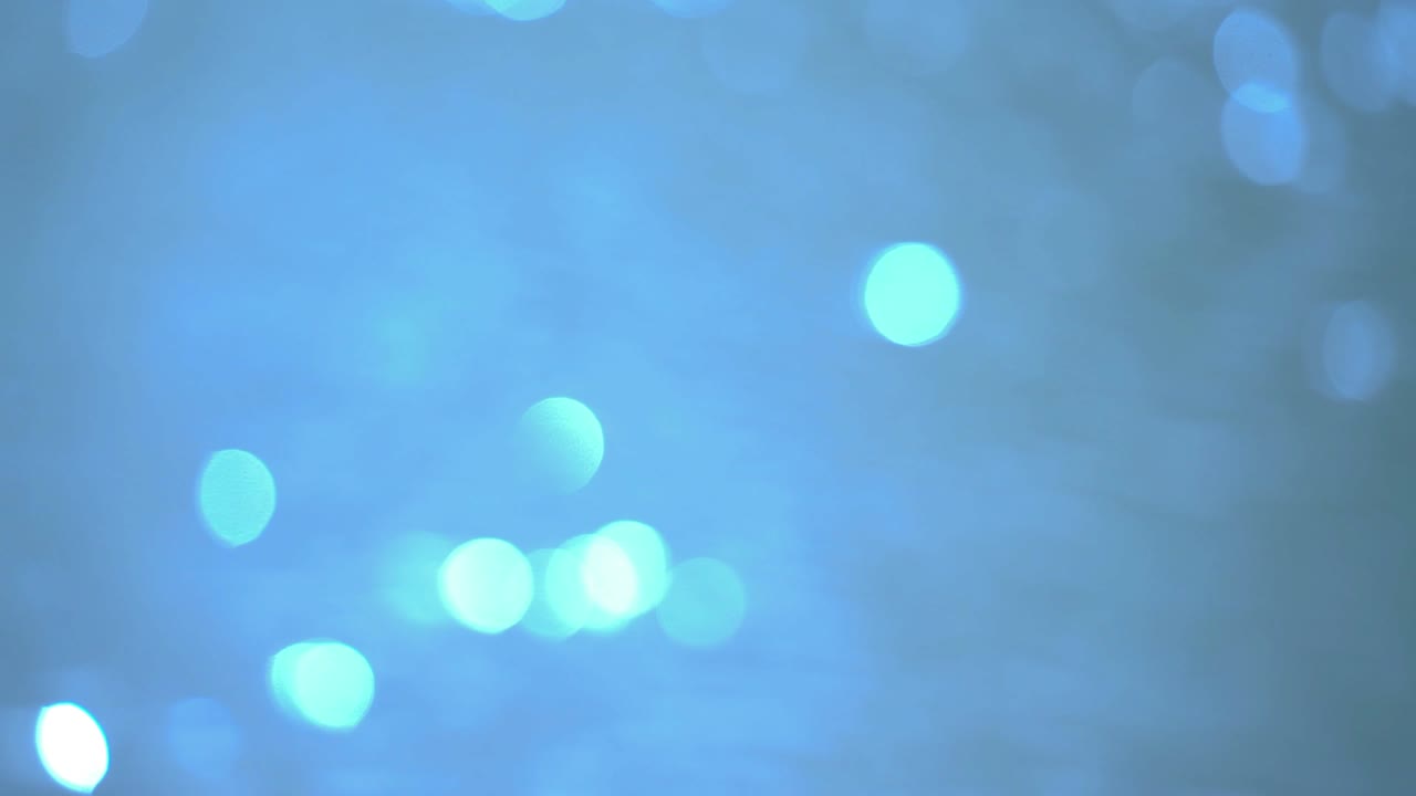 물 표면에서 반사되는 보케 태양 반사, 초점 밖의 추상적인 흐릿한 보케 배경 이미지, 4k 영상.