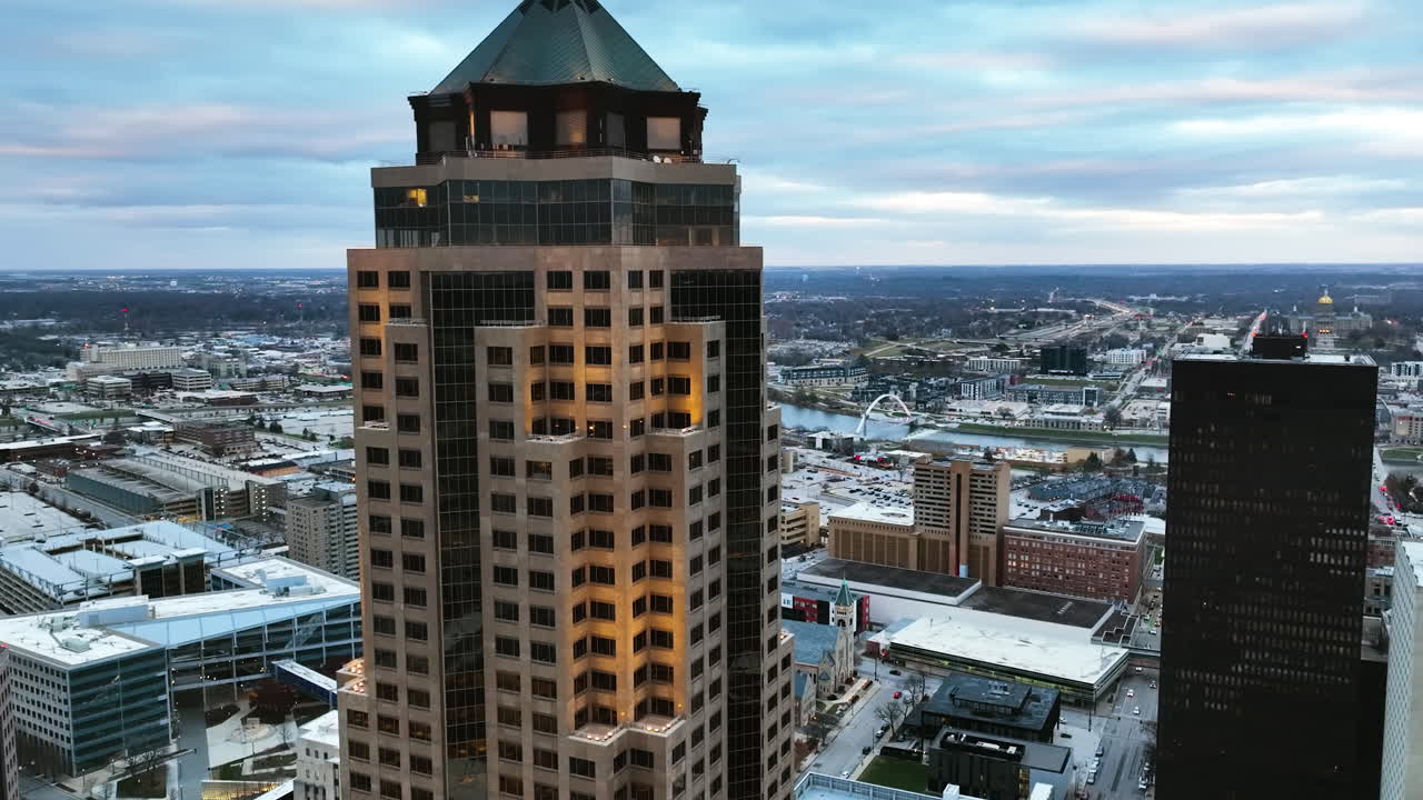 Panorâmica com drone ao redor do edifício Des Moines, dia nublado em Iowa, EUA