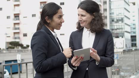 Geschäftsfrauen-Nutzen-Tablet-Computer-Auf-Der-Straße