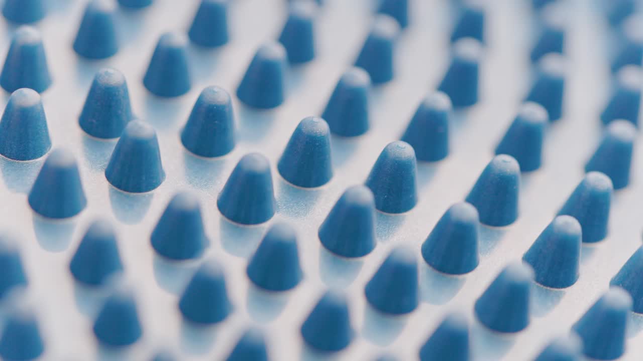 마사지 또는 균형 디스크에 천천히 회전하는 파란색 고무 스파이크를 루프