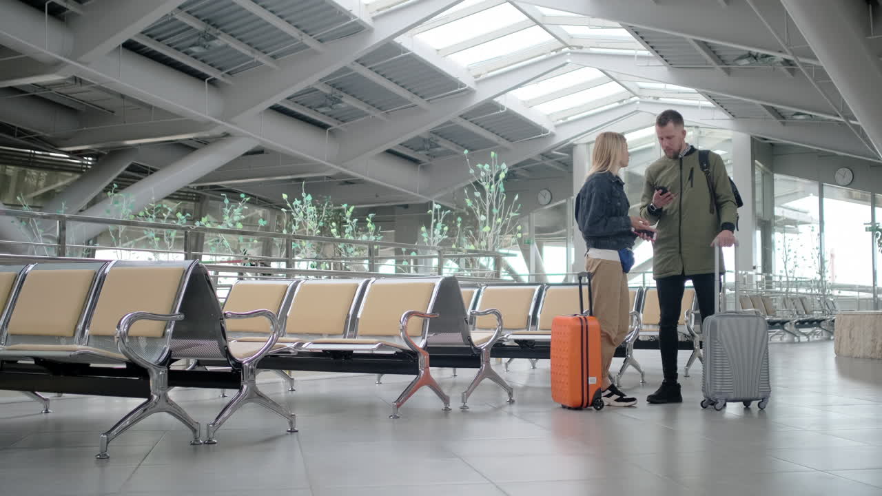 공항 에서 기다리는 부부