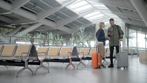 pareja esperando en el aeropuerto