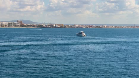 Barcelona-Hafenfähre-Geparkte-Krane-Im-Hintergrund