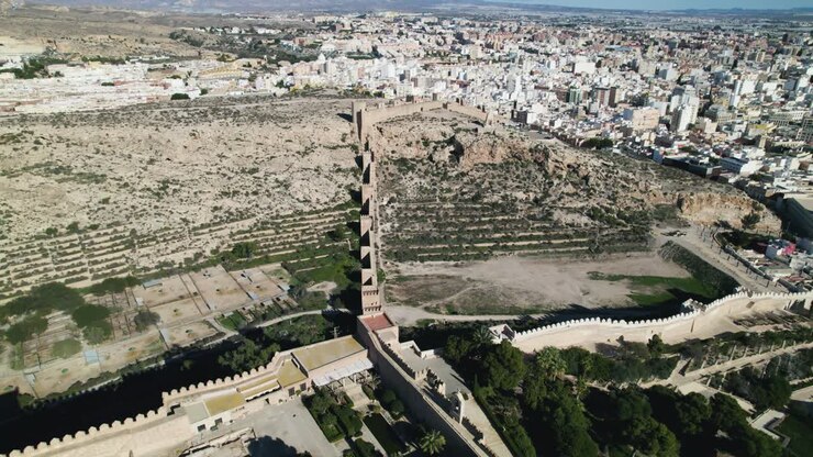 Veduta aerea dall'alto del paesaggio urbano di Almería con il famoso punto di riferimento della Muraglia di Jairán