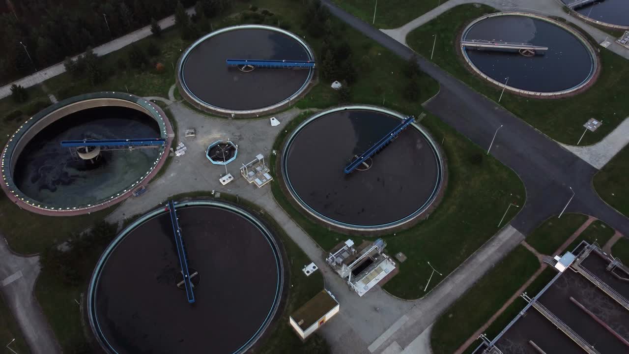 vista aérea de la planta de tratamiento de aguas residuales al atardecer, filtración de aguas sucias o residuales.