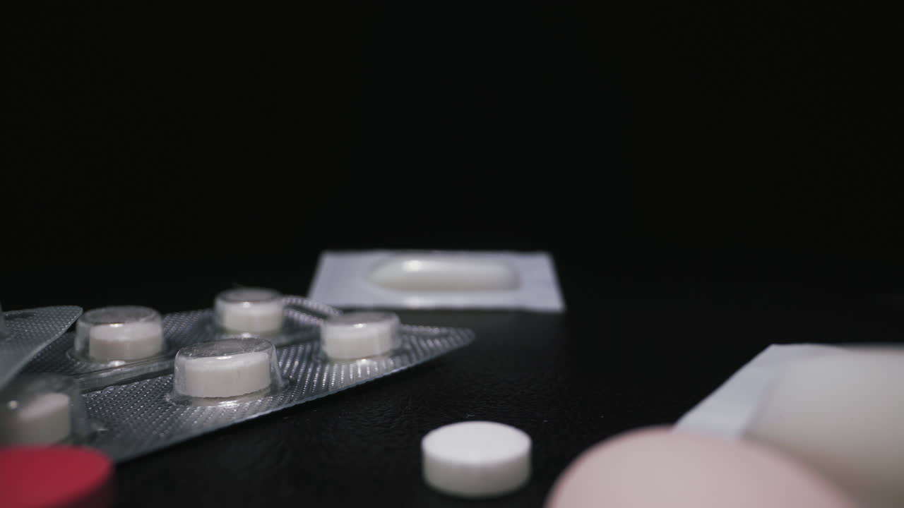 검은색에 바이러스를 치료하기 위해 suppositories와 다른 의약품