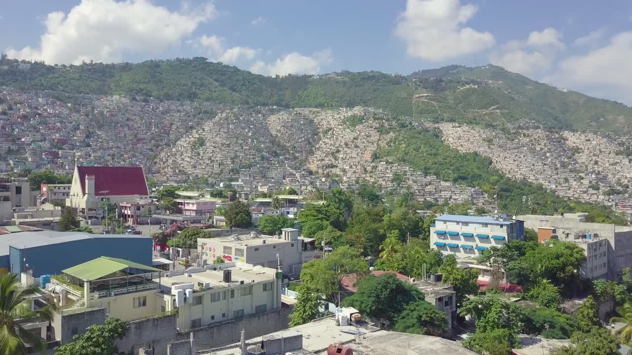port au prince haiti의 cit soleil 지구에 있는 빈민가 빈민가와 판자촌 마을의 놀라운 공중