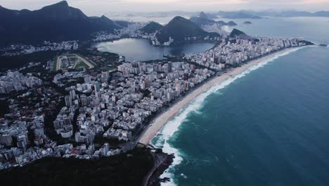 Vista-Aérea-Hacia-La-Playa-De-Ipanema,-Noche-Sombría-En-Río-De-Janeiro,-Brasil