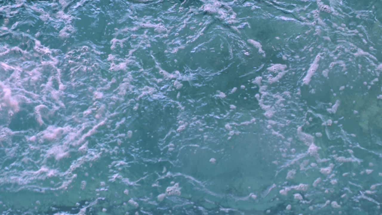 Donna in forma che nuota a dorso in piscina