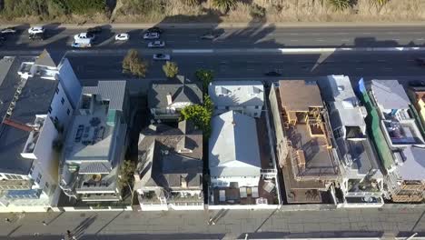 Caras-Casas-De-Playa,-Villas-En-Pacific-Hwy-Una-Vista-Aérea-Más-Tranquila-Vuelo-Drone-Cámara-Apuntando-Hacia-Abajo-Imágenes-En-El-Muelle-De-La-Santa-Monica-California-Usa-2018-Vista-Cinematográfica-Desde-Arriba-Por-Philipp-Marnitz