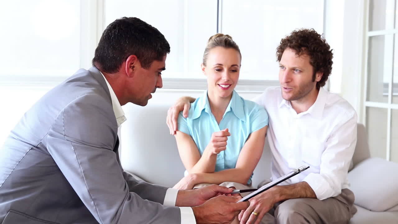 pareja en una reunión con un asesor financiero