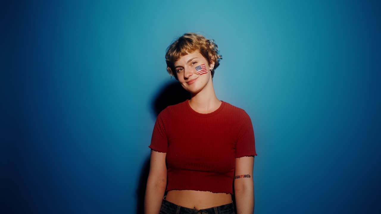mujer con la bandera americana pintada en la cara