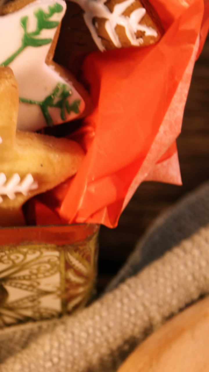galletas de pan de jengibre de navidad en una mesa de madera