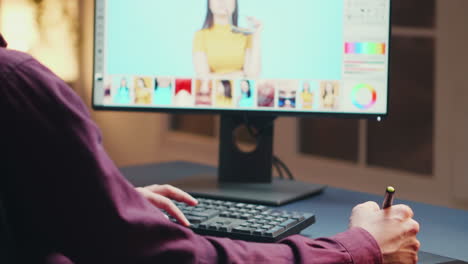 primer plano de un trabajador independiente retocando fotos