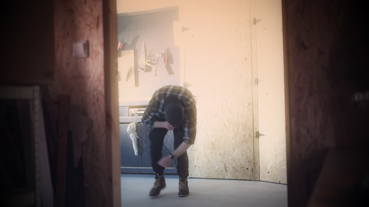 joven escapando de un incendio en un garaje privado, peligro extremo